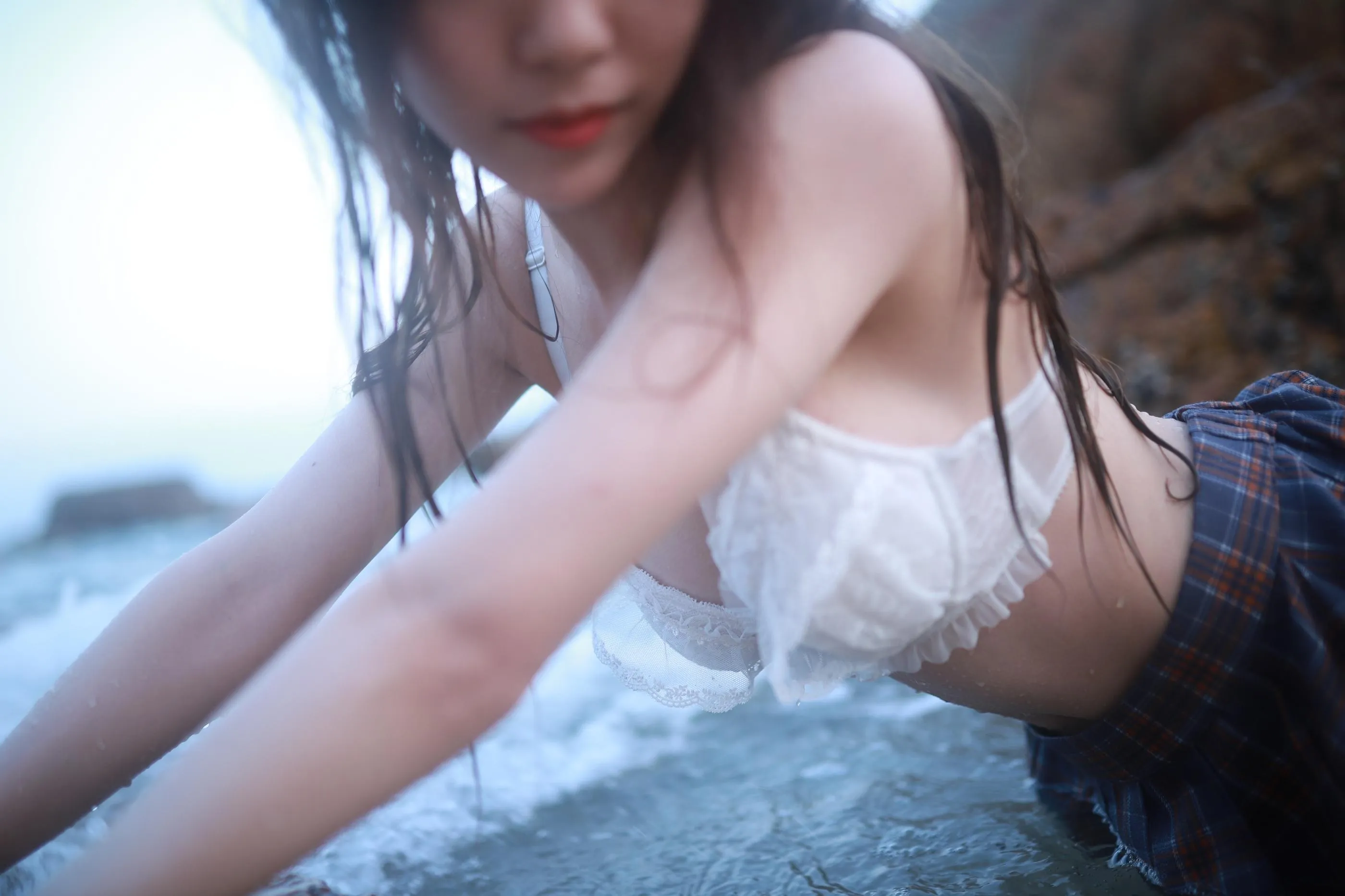 抖娘-利世 – NO.40 海边黑丝 [20P]插图2